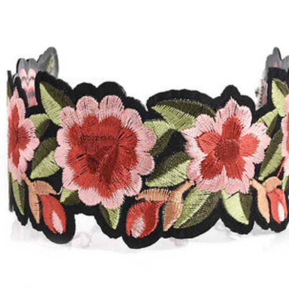 {COLETTE} chic floral embroidered choker necklace - Picture 3 of 5